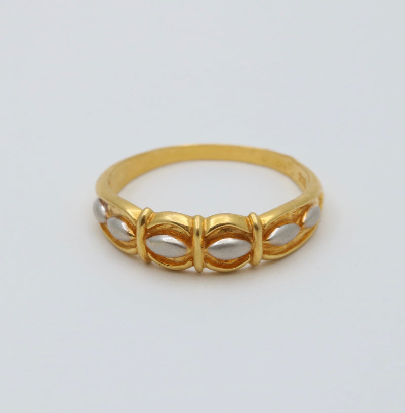 Bicolor 21K Gold Scalloped Band